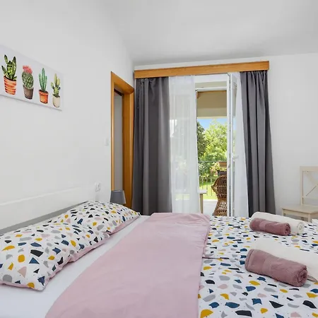 Old Stone Katarina *