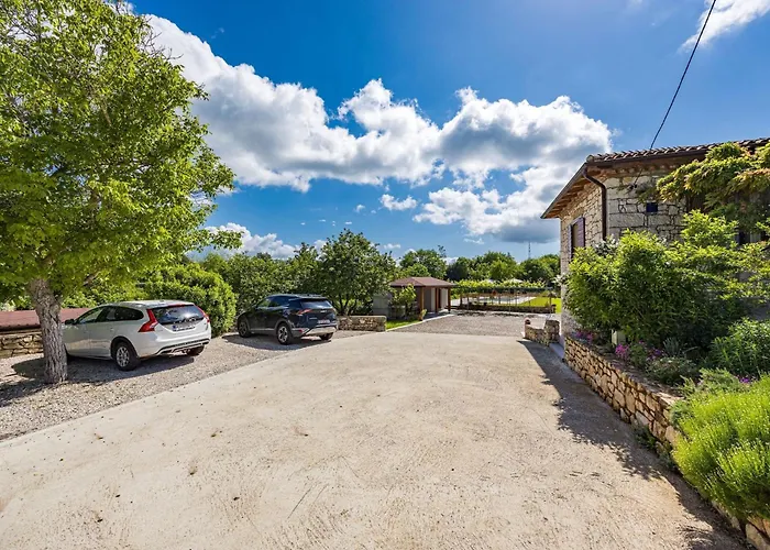 Old Stone Katarina *