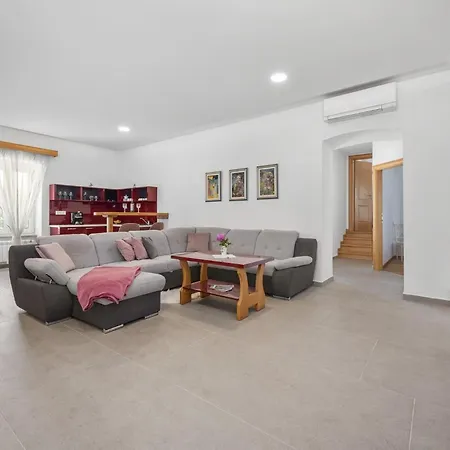 Old Stone Katarina * Nedescina