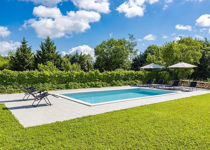 Old Stone Katarina Vila