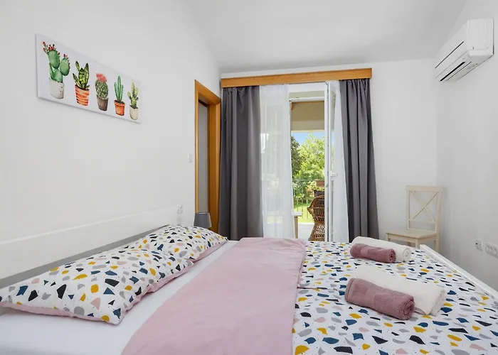 Old Stone Katarina *