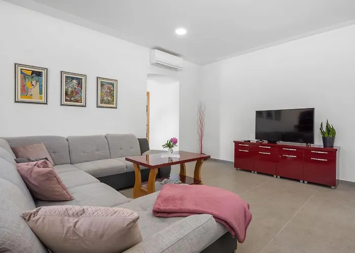 Old Stone Katarina Vila