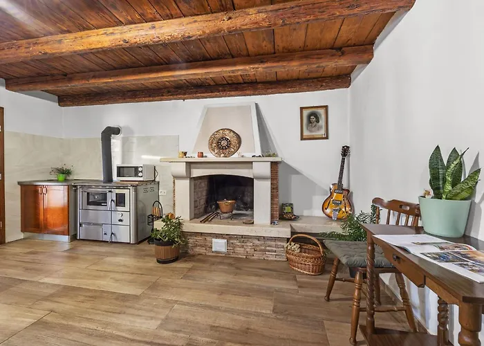 Old Stone Katarina Vila